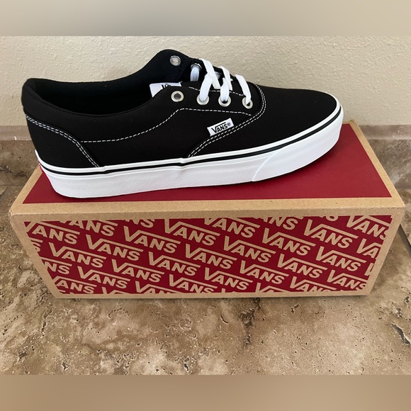 Vans Shoes - Vans Doheny canvas lace up shoe’s women’s